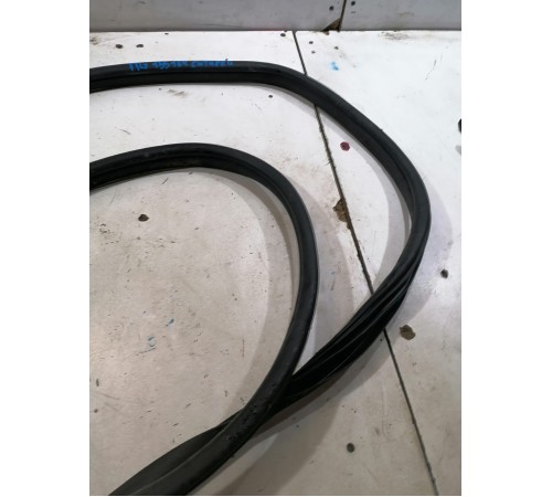 Уплотнитель двери передний левый