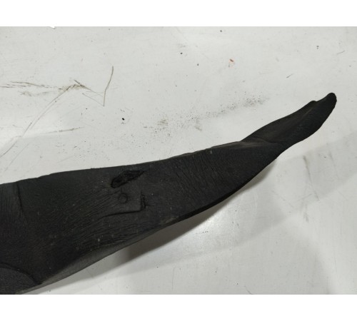 Уплотнитель крыла передний правый