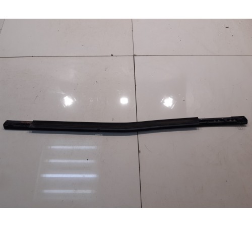 Нижний молдинг стекла (задний, правый)