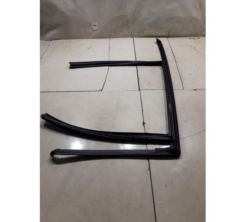 Уплотнитель стекла двери (задний левый)