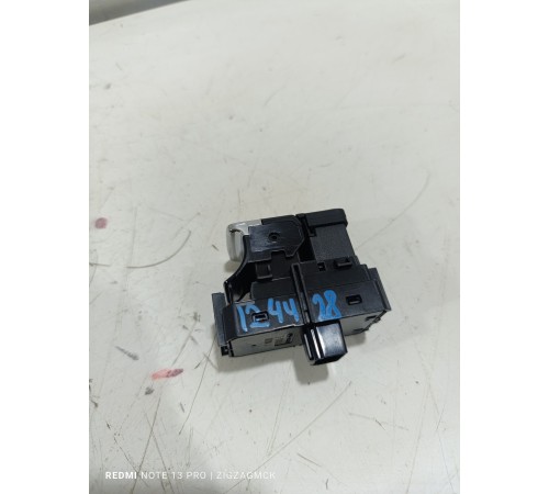 Кнопка фиксатора стояночного тормоза