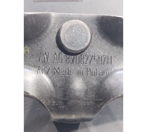 Петля замка багажника