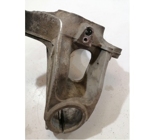 Кулак поворотный передний левый