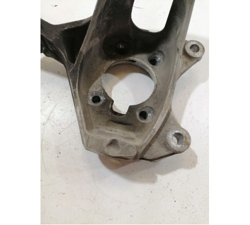 Кулак поворотный передний левый