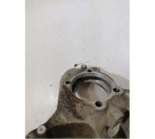 Кулак поворотный передний левый