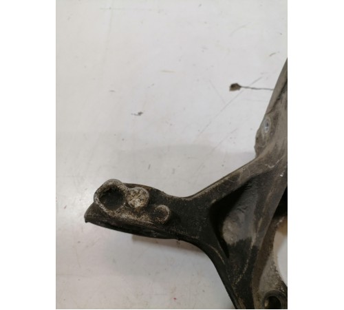 Кулак поворотный передний левый