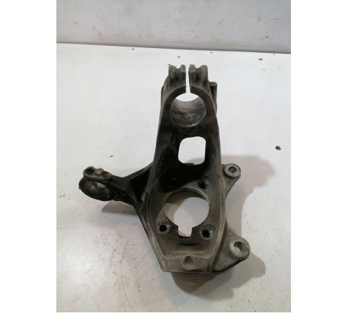 Кулак поворотный передний левый