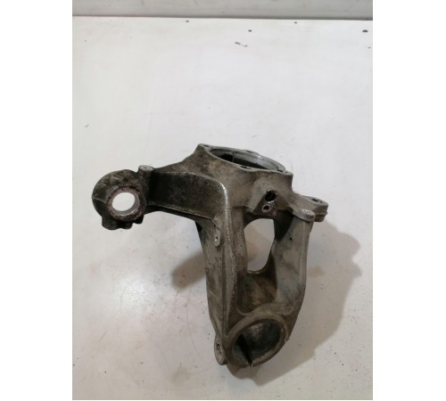 Кулак поворотный передний левый