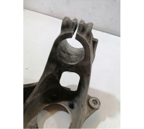 Кулак поворотный передний левый