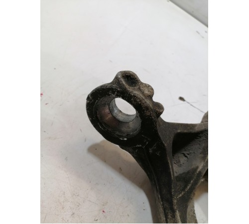 Кулак поворотный передний левый