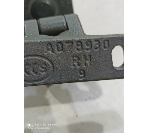 Петля крышки багажника(правая)