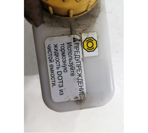 Главный тормозной цилиндр с бачком