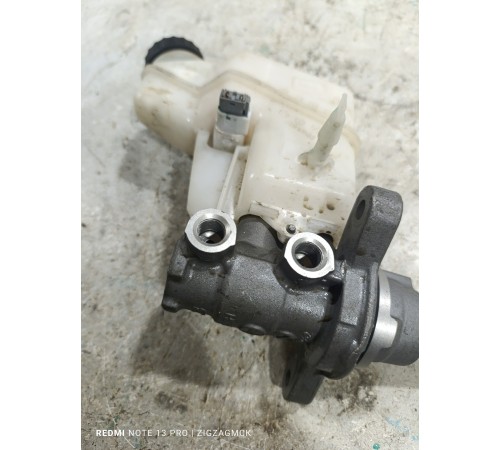 Главный тормозной цилиндр с бачком