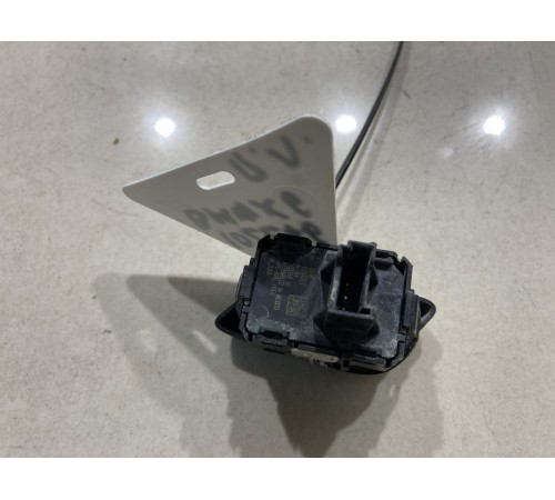 Кнопка центрального замка (передняя левая)