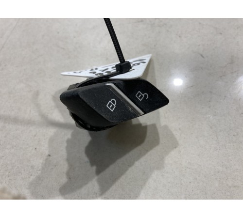 Кнопка центрального замка (передняя левая)