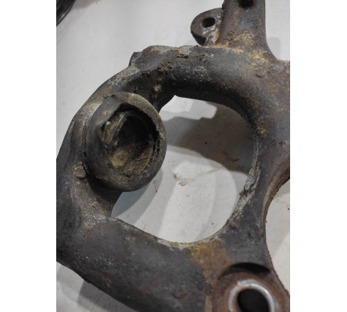 Кулак поворотный (передний левый)