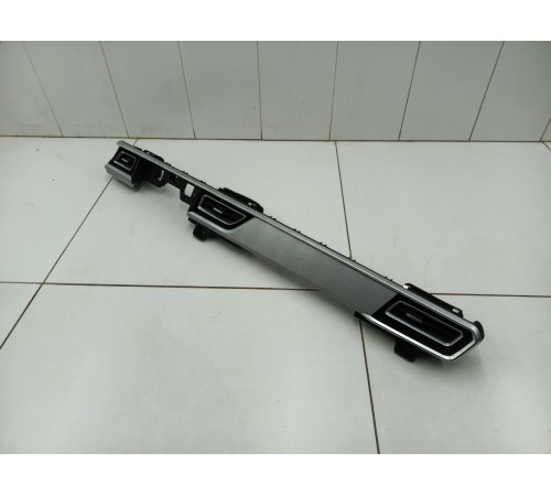 Воздушный дефлектор центральный с декоративной накладкой в сборе