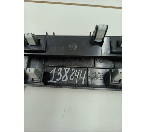 Воздушный дефлектор центральный с декоративной накладкой в сборе