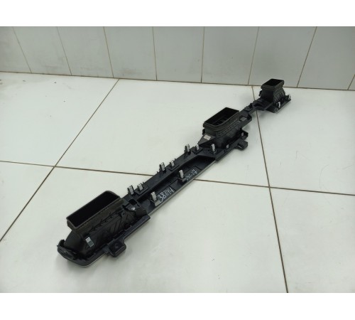 Воздушный дефлектор центральный с декоративной накладкой в сборе