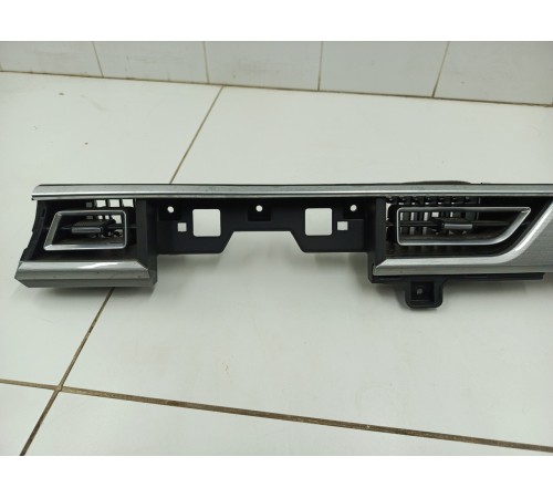 Воздушный дефлектор центральный с декоративной накладкой в сборе