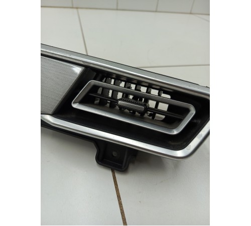 Воздушный дефлектор центральный с декоративной накладкой в сборе