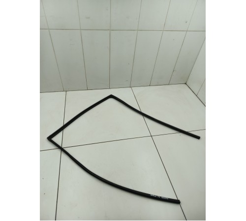 Уплотнитель двери задний правый