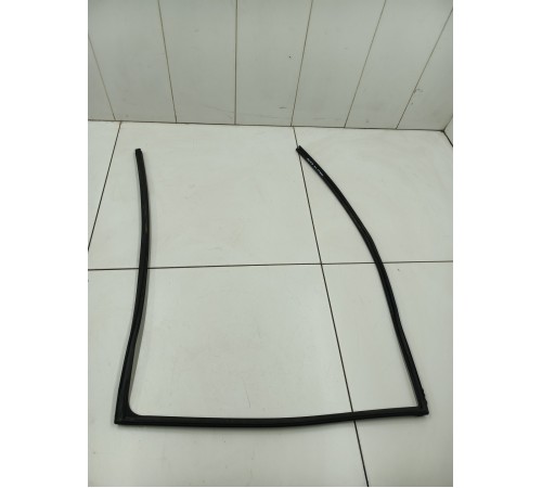 Уплотнитель двери задний правый