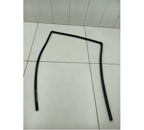 Уплотнитель двери задний правый