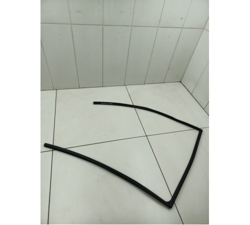 Уплотнитель двери задний правый