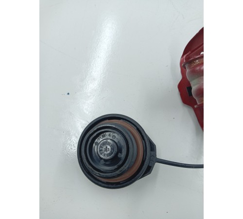 Лючок топливного бака с крышкой