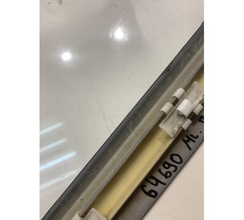 Молдинг двери (передний, правый)