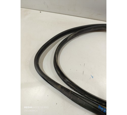 Уплотнитель проема двери передний правый