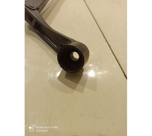 Поводок стеклоочистителя (правый)