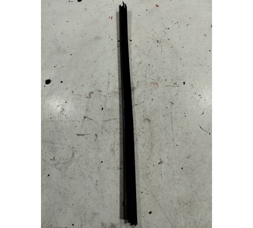 Уплотнитель стекла (передний левый внутренний)