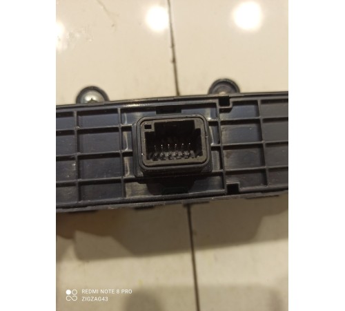 Блок кнопок(открытия багажника, ручника)