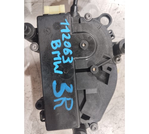 Доводчик крышки багажника правый