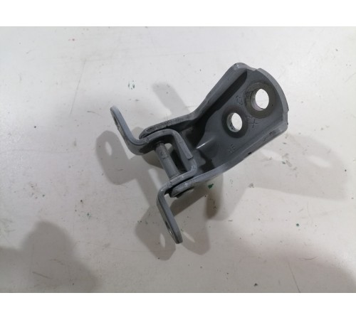 Петля двери передняя левая верхняя