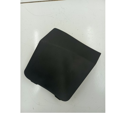 Заглушка торпедо под бардачком