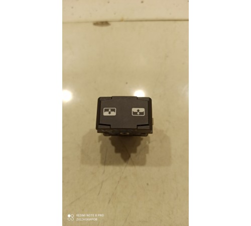 Кнопка открытия/закрытия люка крыши