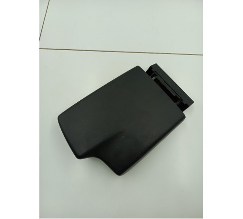 Подлокотник центральной консоли