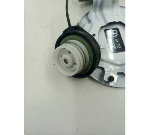 Лючок топливного бака с крышкой