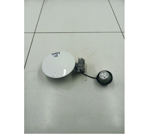 Лючок топливного бака с крышкой