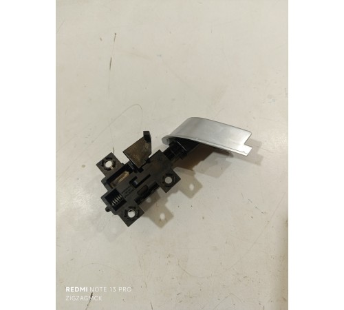 Кнопка открывания бардачка