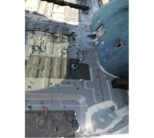 Ниша багажника, пол