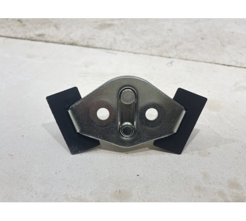 Ответная часть замка багажника