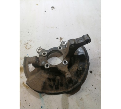  Кулак поворотный передний правый