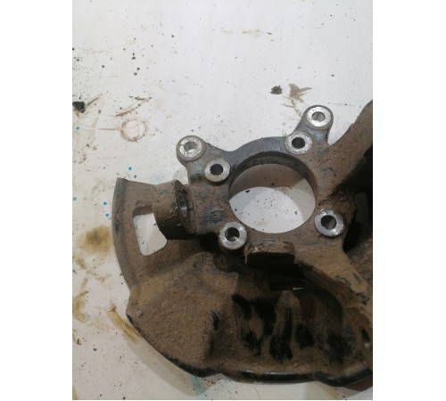  Кулак поворотный передний правый