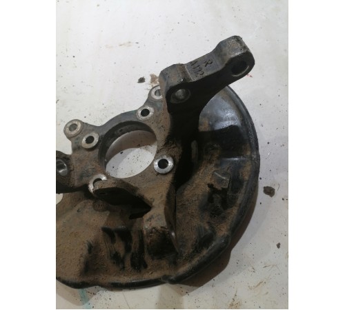  Кулак поворотный передний правый