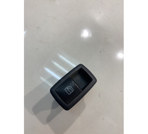 Кнопка стеклоподъемника (задняя, правая)
