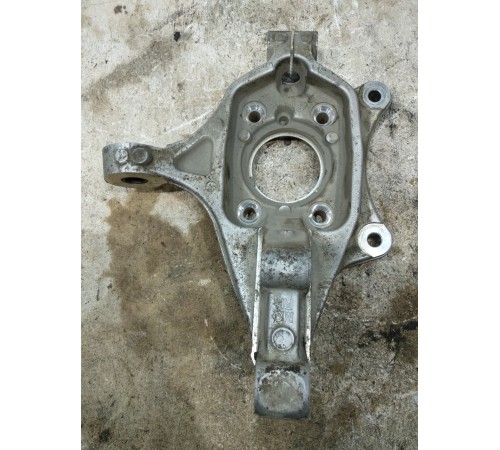 Кулак поворотный передний правый